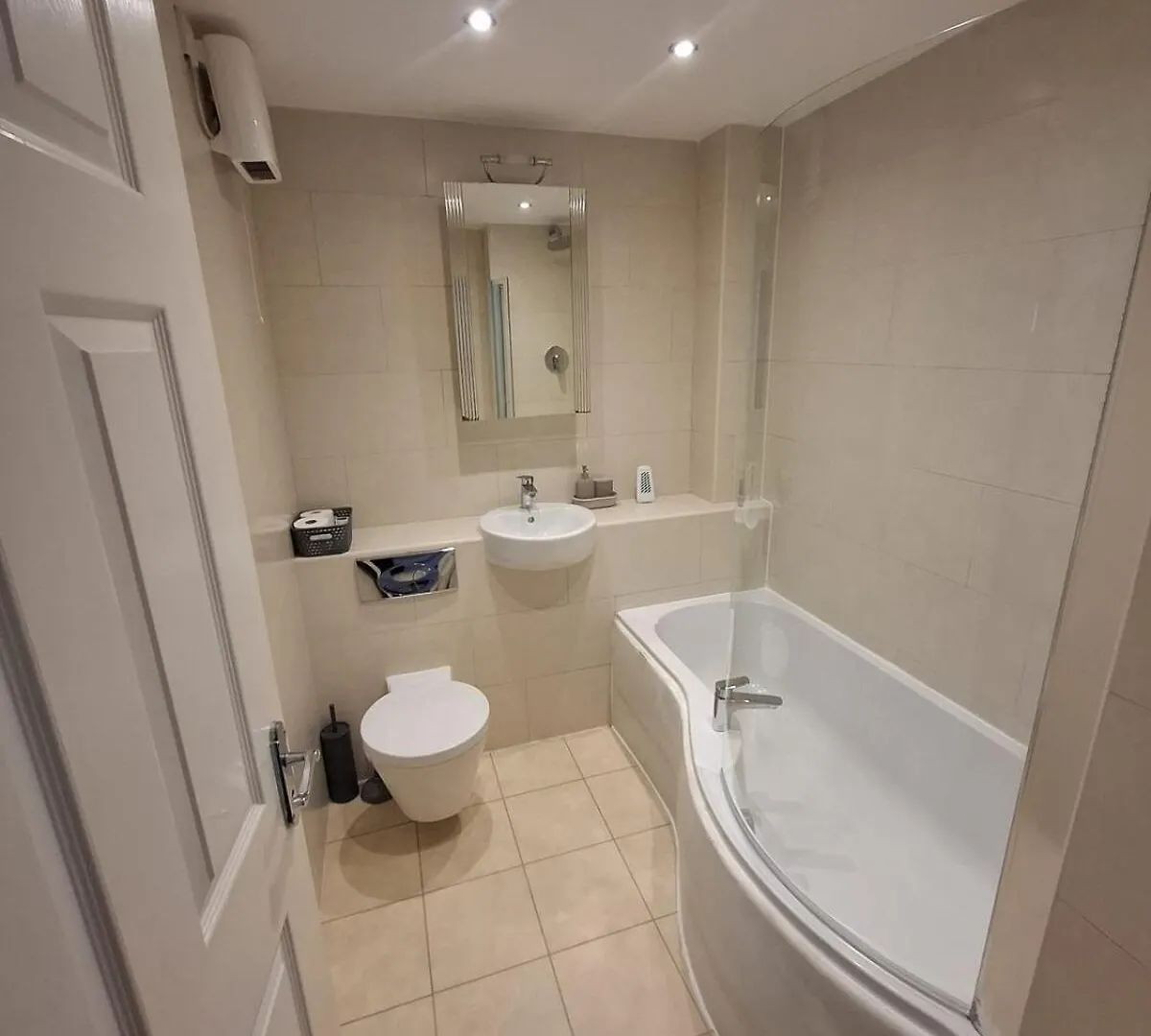 Entire 2 Bed -Sunbury On Thames Apartment