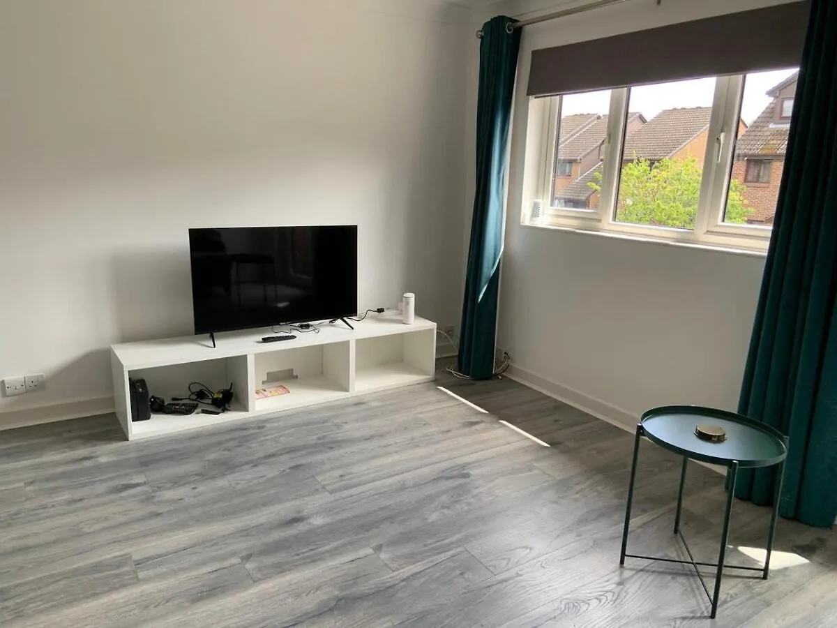 Entire 2 Bed -Sunbury On Thames Apartment