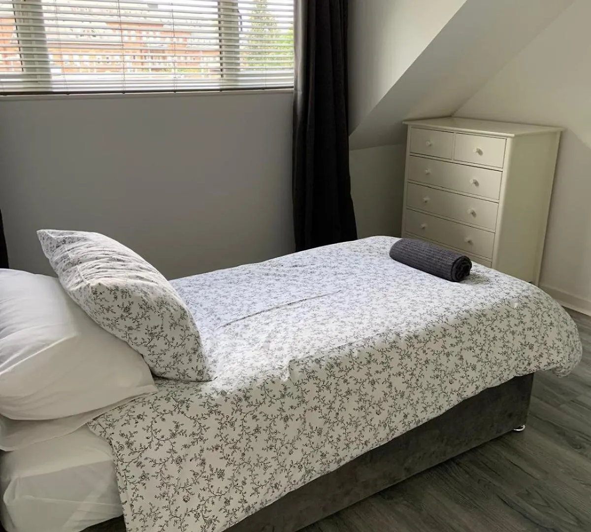 Entire 2 Bed -Sunbury On Thames Apartment 0*, Sunbury-on-Thames
